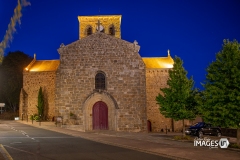 POUZAUGES-DE-NUIT-2019-30 - Classique mais tellement jolie dans ses habits de lumière... L'Église St Jacques du XI ème siècle à la fois Romane et Gothique !  Un autre regard pour Pouzauges.