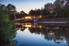 POUZAUGES-DE-NUIT-2019-4 - Dans un cadre agréable le nouveau SNACK au Lac de l'Espérance. Un espace de détente...  Un autre regard sur Pouzauges.