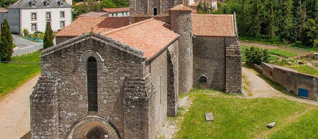 prise-de-vue-drone-eglise-vieux-bourg-1