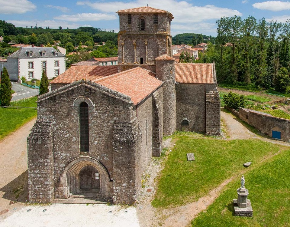 prise-de-vue-drone-eglise-vieux-bourg-1