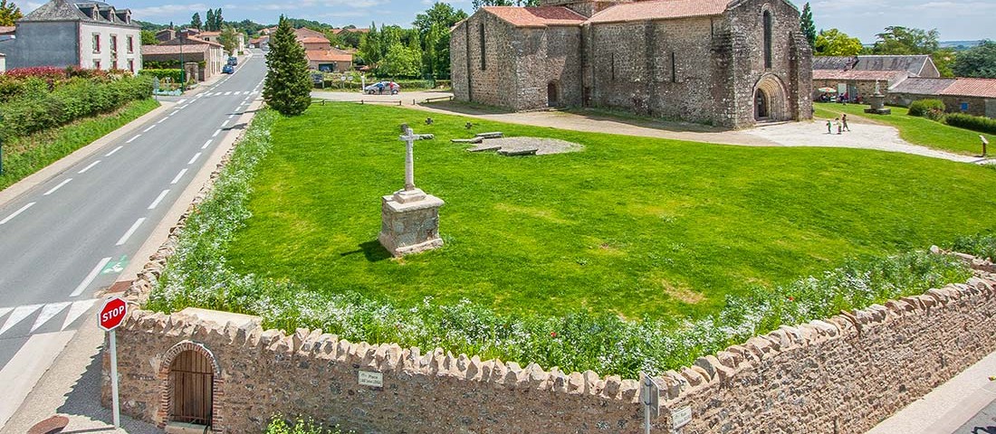 prise-de-vue-drone-eglise-vieux-bourg-2