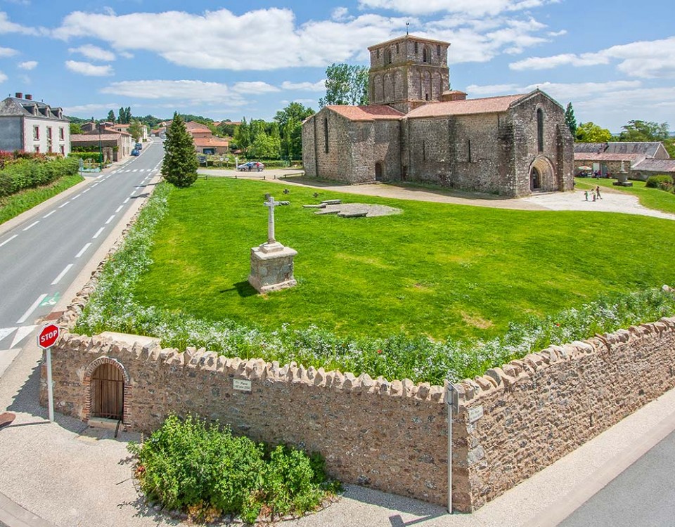 prise-de-vue-drone-eglise-vieux-bourg-2