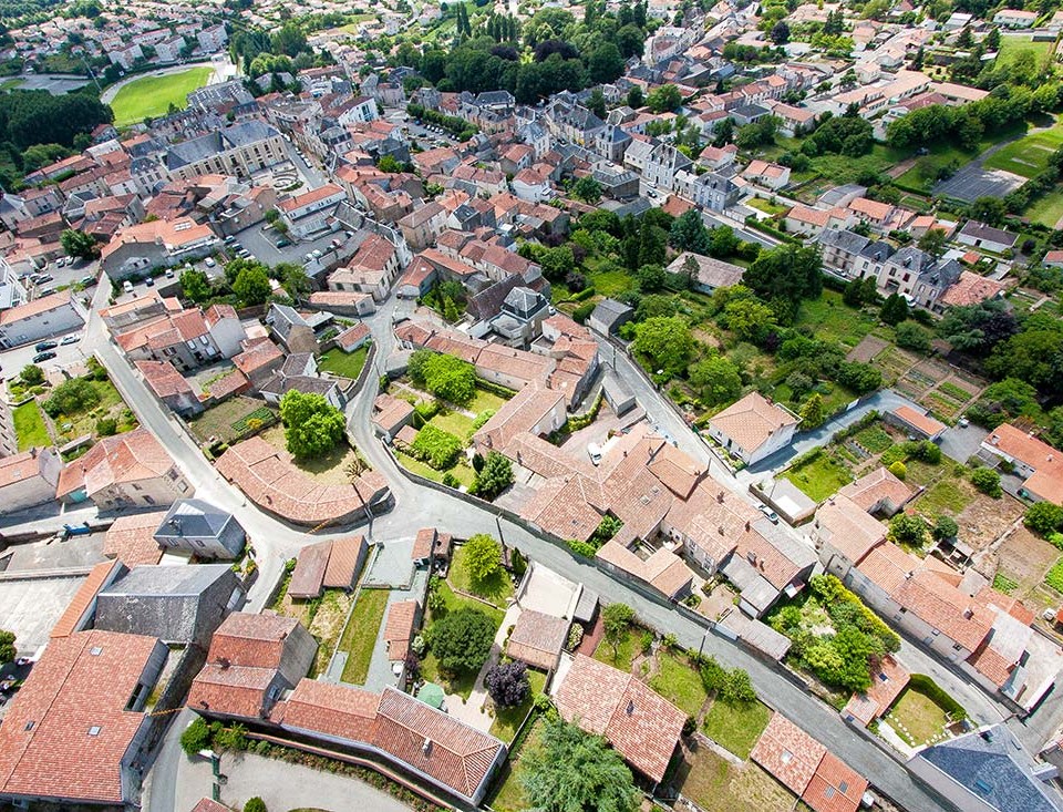 prise-de-vue-drone-pouzauges-centre-ville-1