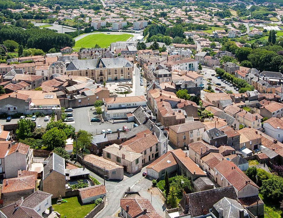 prise-de-vue-drone-pouzauges-centre-ville-2