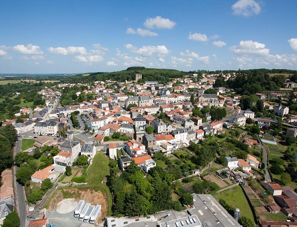 prise-de-vue-drone-pouzauges-centre-ville-3