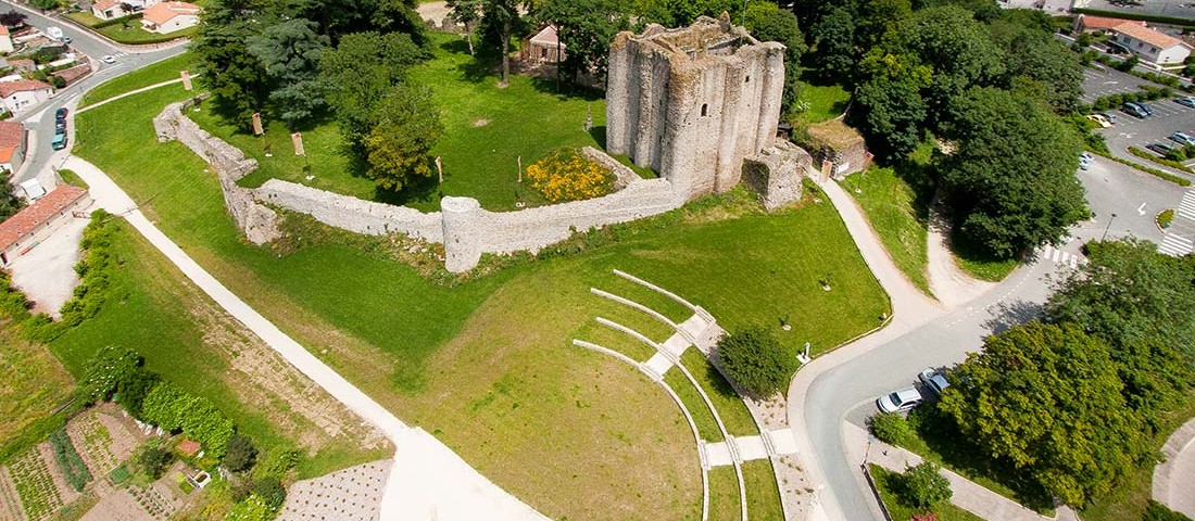 prise-de-vue-drone-pouzauges-chateau-1