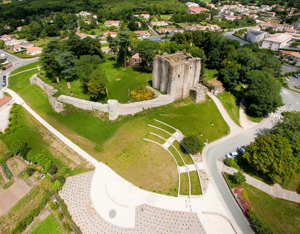 prise-de-vue-drone-pouzauges-chateau-1