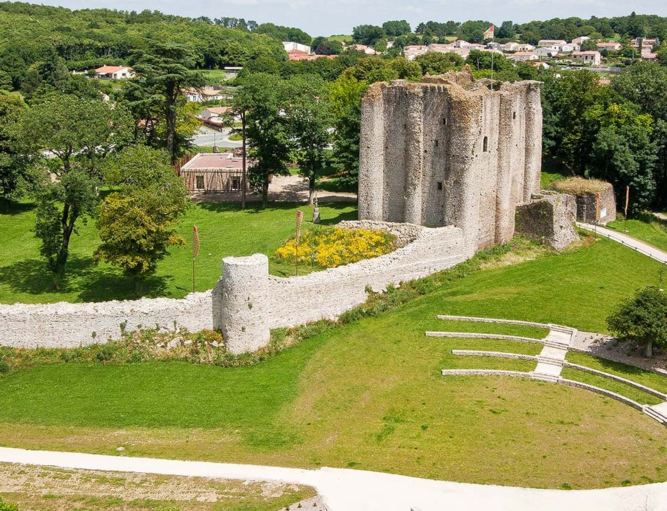 prise-de-vue-drone-pouzauges-chateau-3