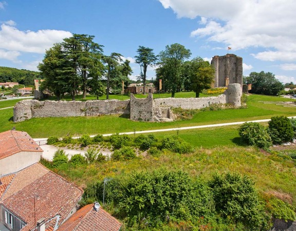 prise-de-vue-drone-pouzauges-chateau-4